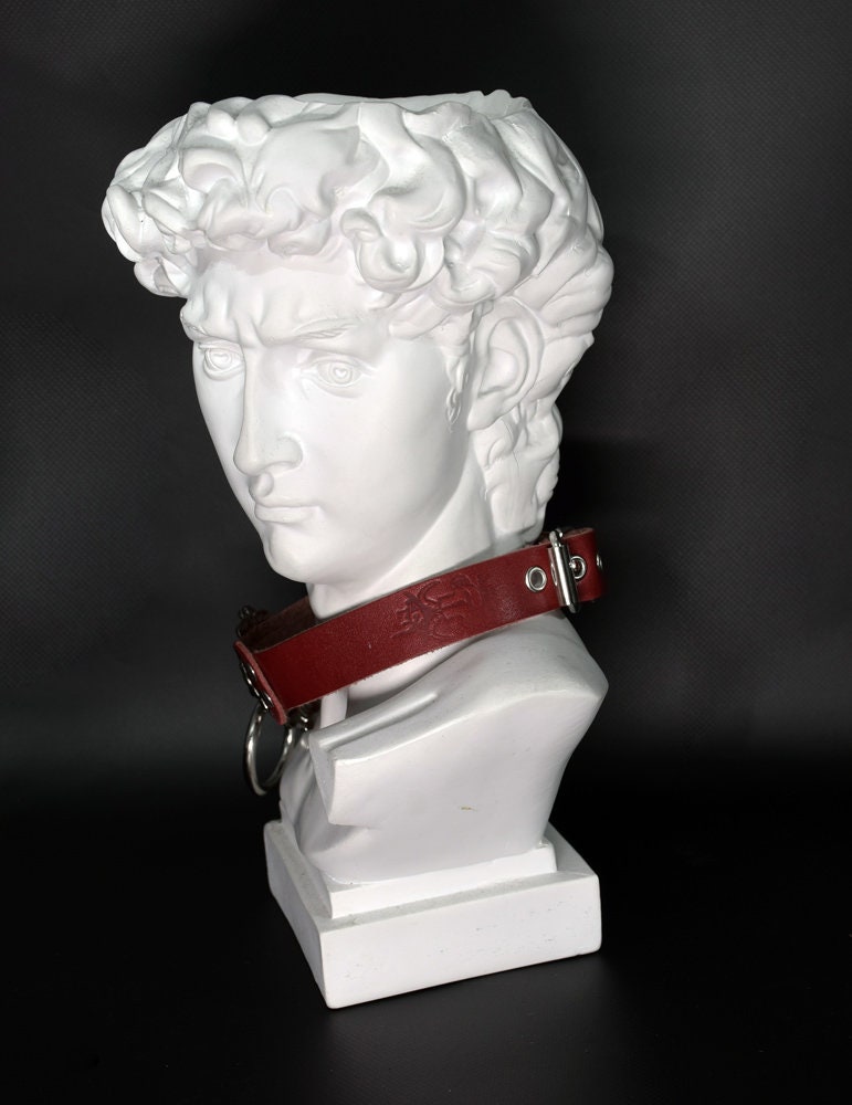 LION’S HEAD CHOKER: Red wine