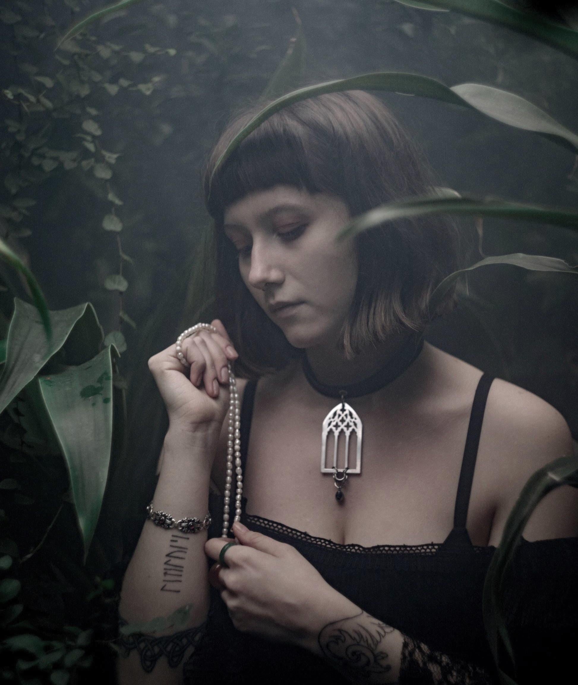 CATHEDRAL ARCH CHOKER