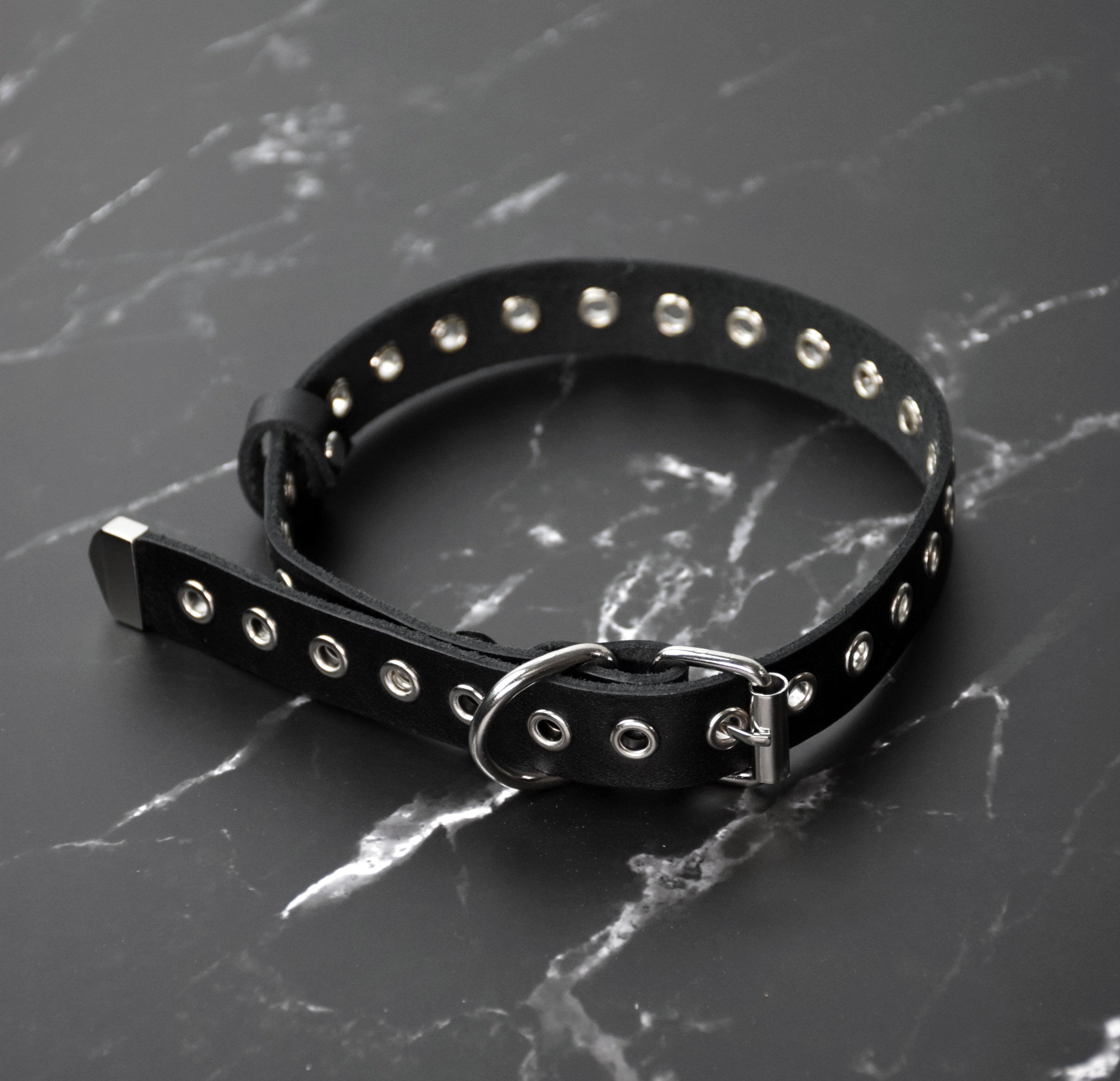 EYELET CHOKER: Unisex leather collar with eyelets and buckle closure