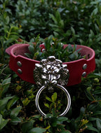LION’S HEAD CHOKER: Red wine