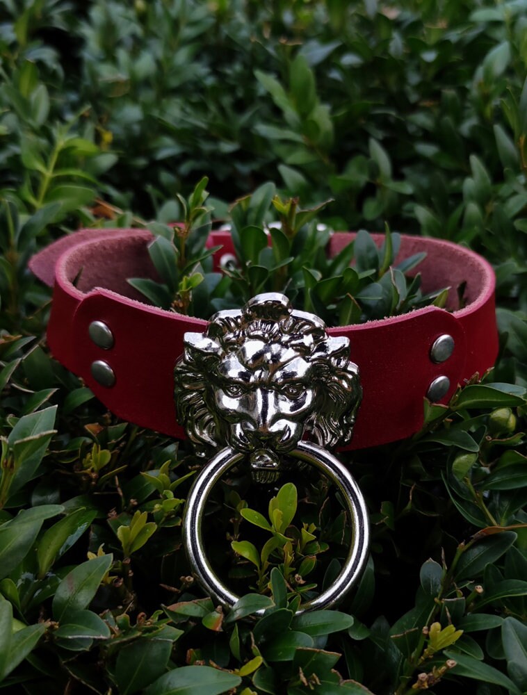 LION’S HEAD CHOKER: Red wine