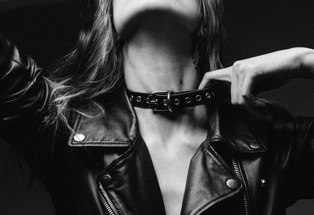 EYELET CHOKER: Unisex leather collar with eyelets and buckle closure