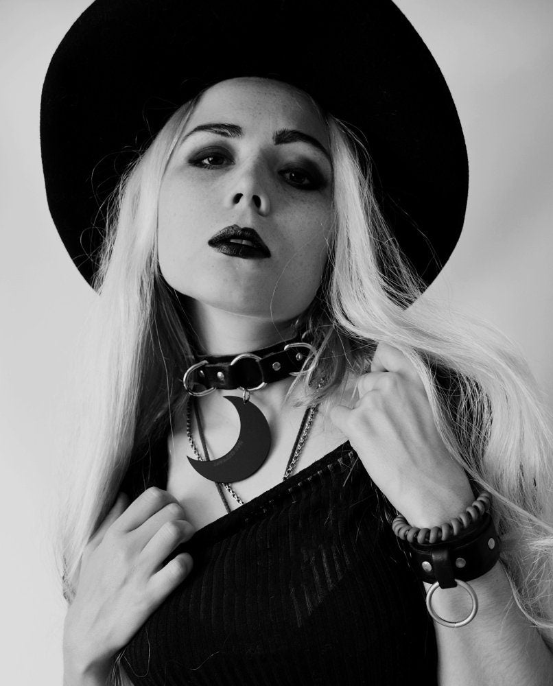 LUNAR CHOKER