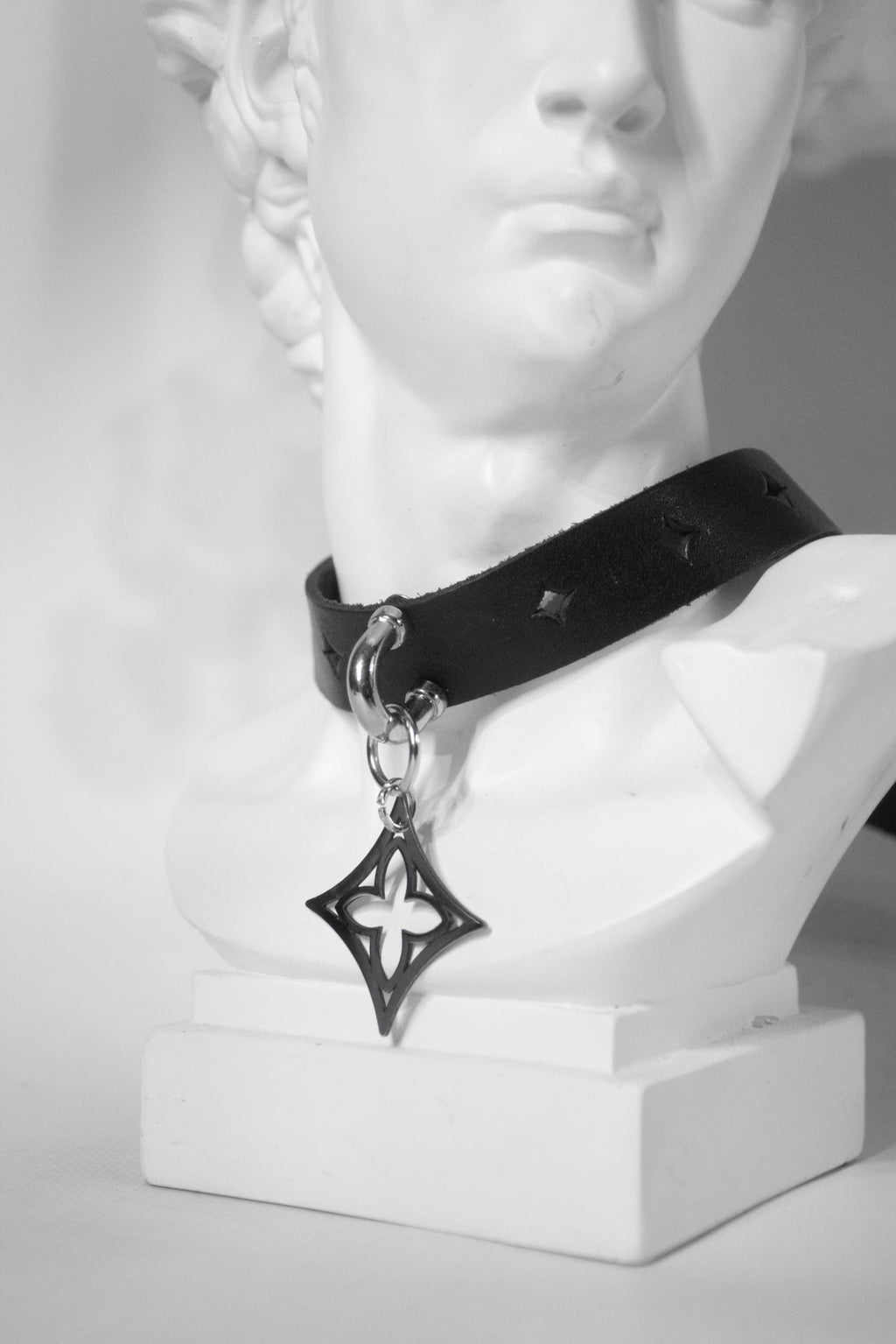 QUATREFOIL CHOKER