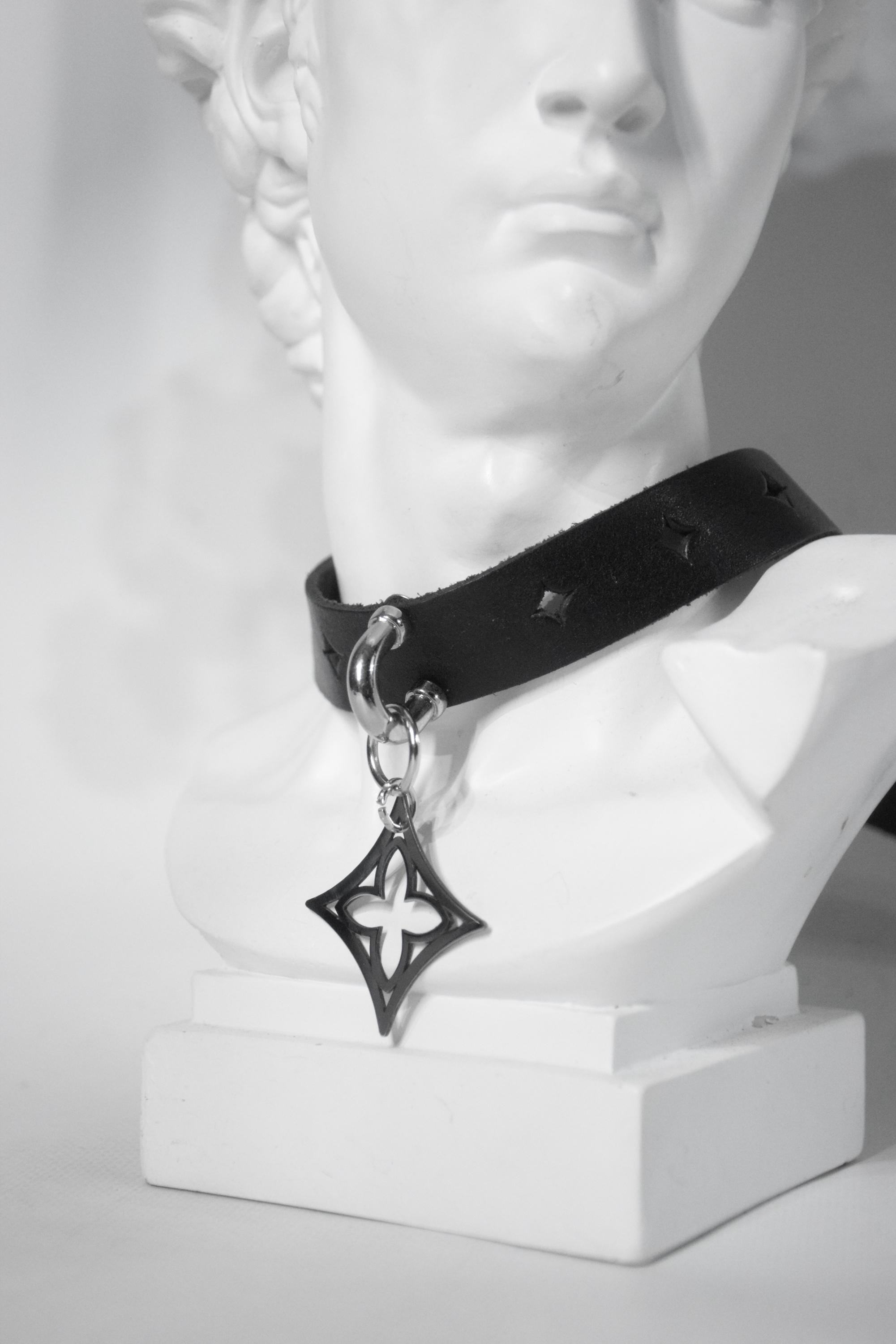 QUATREFOIL CHOKER