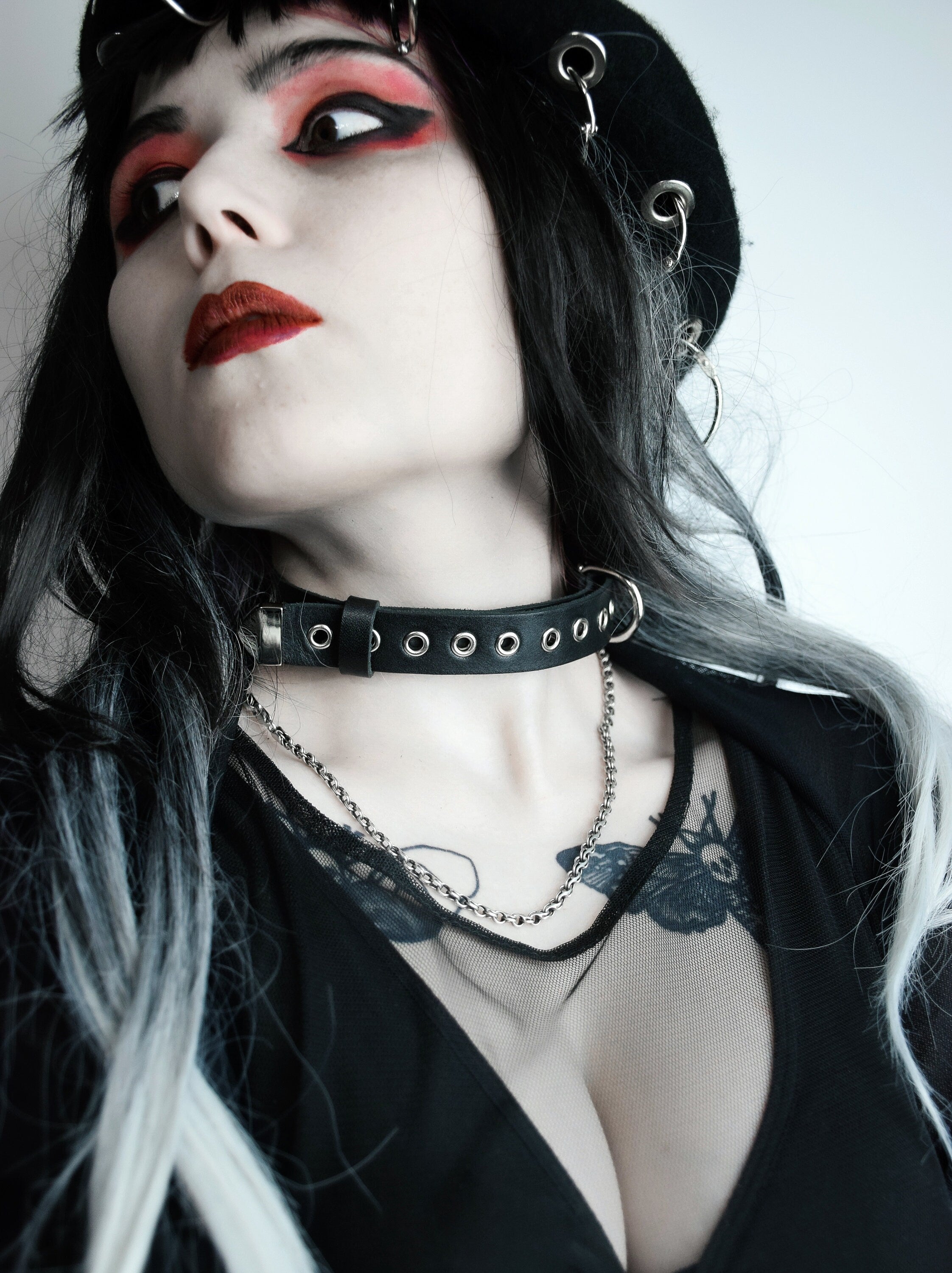 EYELET CHOKER: Unisex leather collar with eyelets and buckle closure