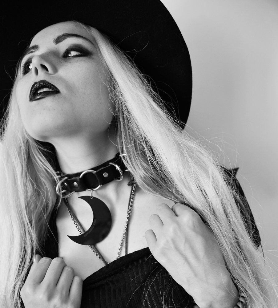 LUNAR CHOKER