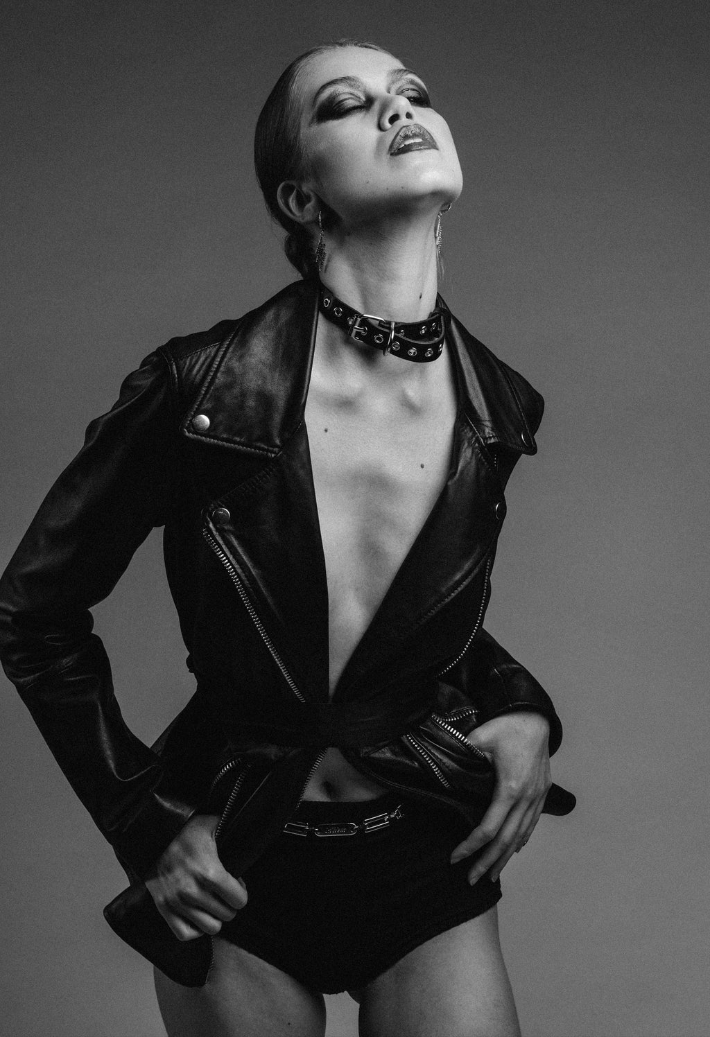 EYELET CHOKER: Unisex leather collar with eyelets and buckle closure