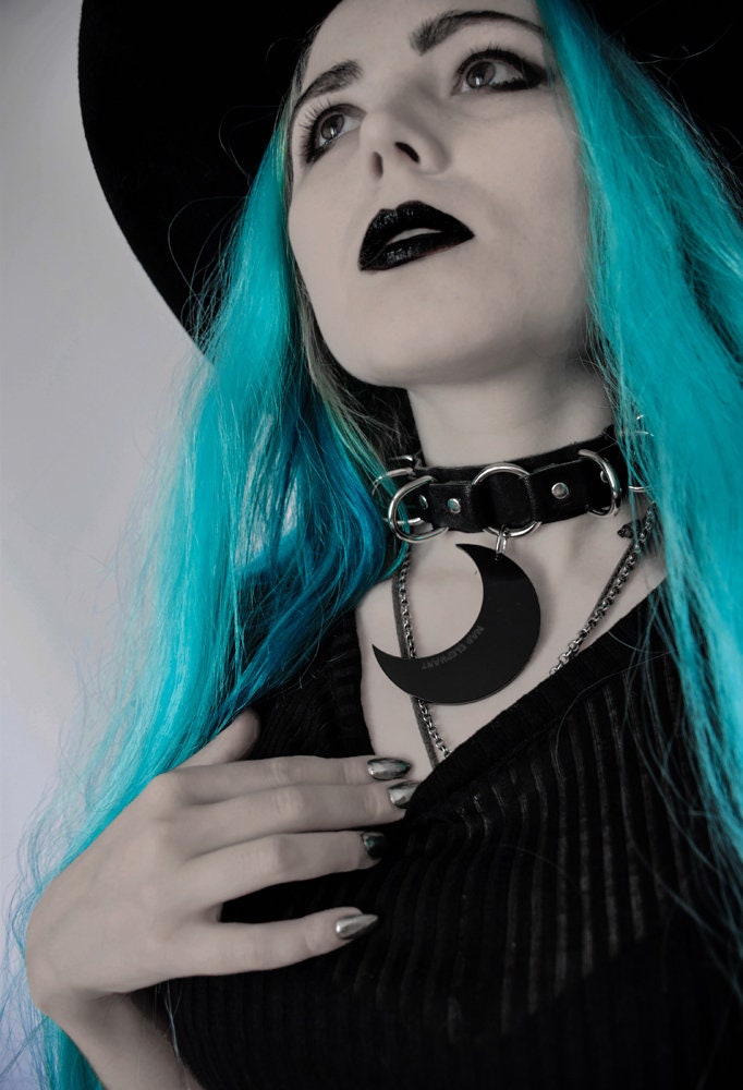 LUNAR CHOKER