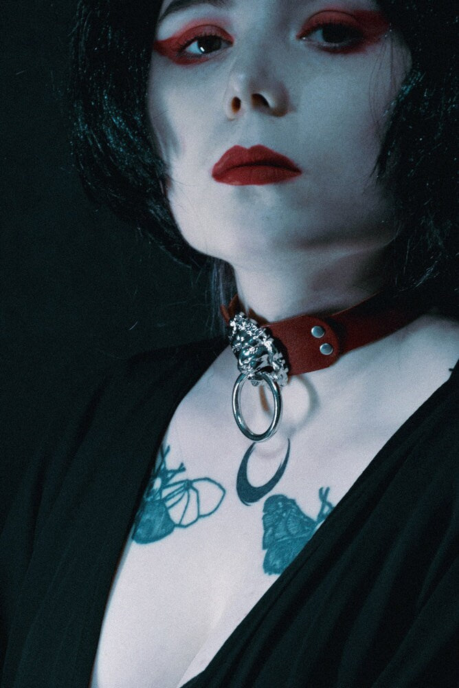 LION’S HEAD CHOKER: Red wine