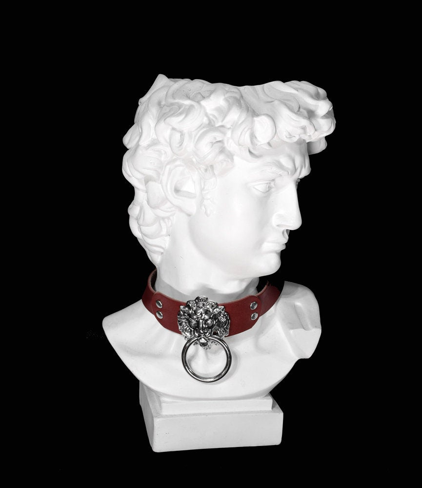LION’S HEAD CHOKER: Red wine