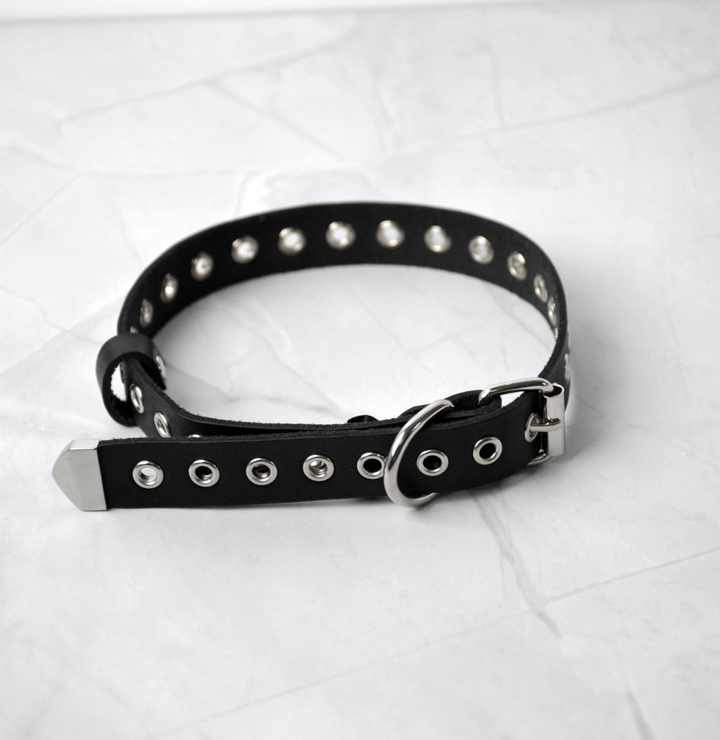 EYELET CHOKER: Unisex leather collar with eyelets and buckle closure