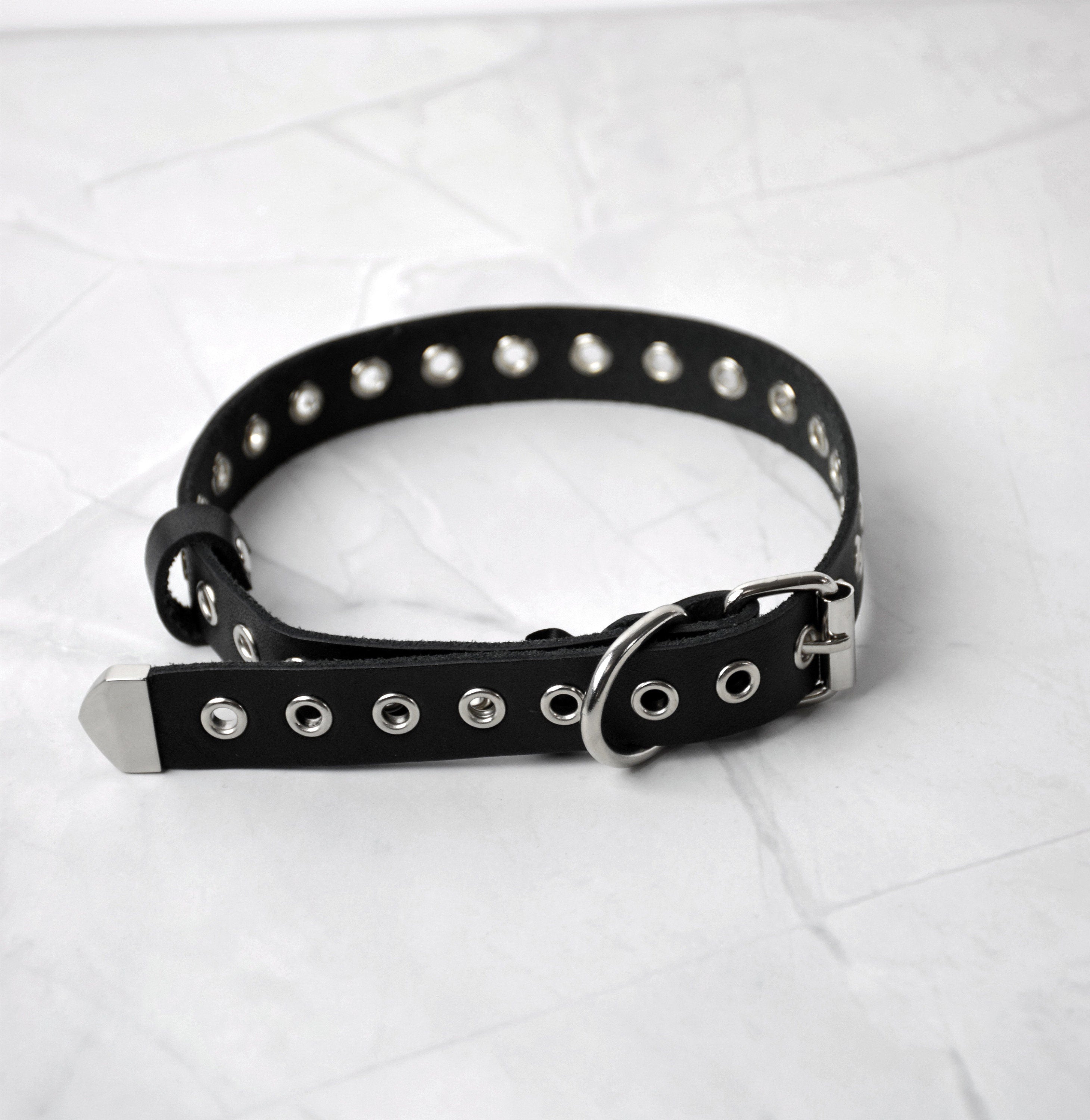 EYELET CHOKER: Unisex leather collar with eyelets and buckle closure