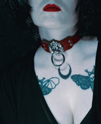 LION’S HEAD CHOKER: Red wine