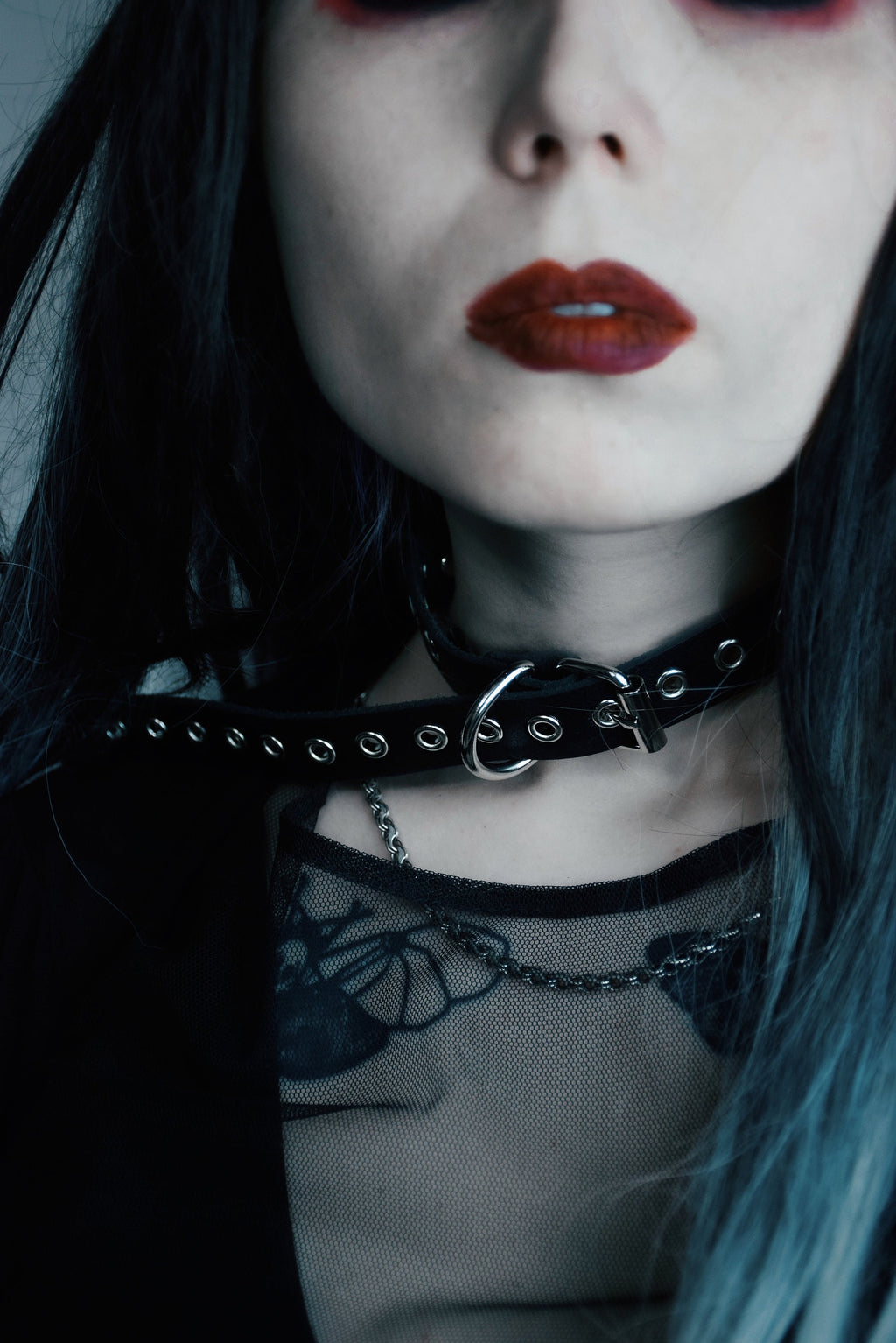 EYELET CHOKER: Unisex leather collar with eyelets and buckle closure
