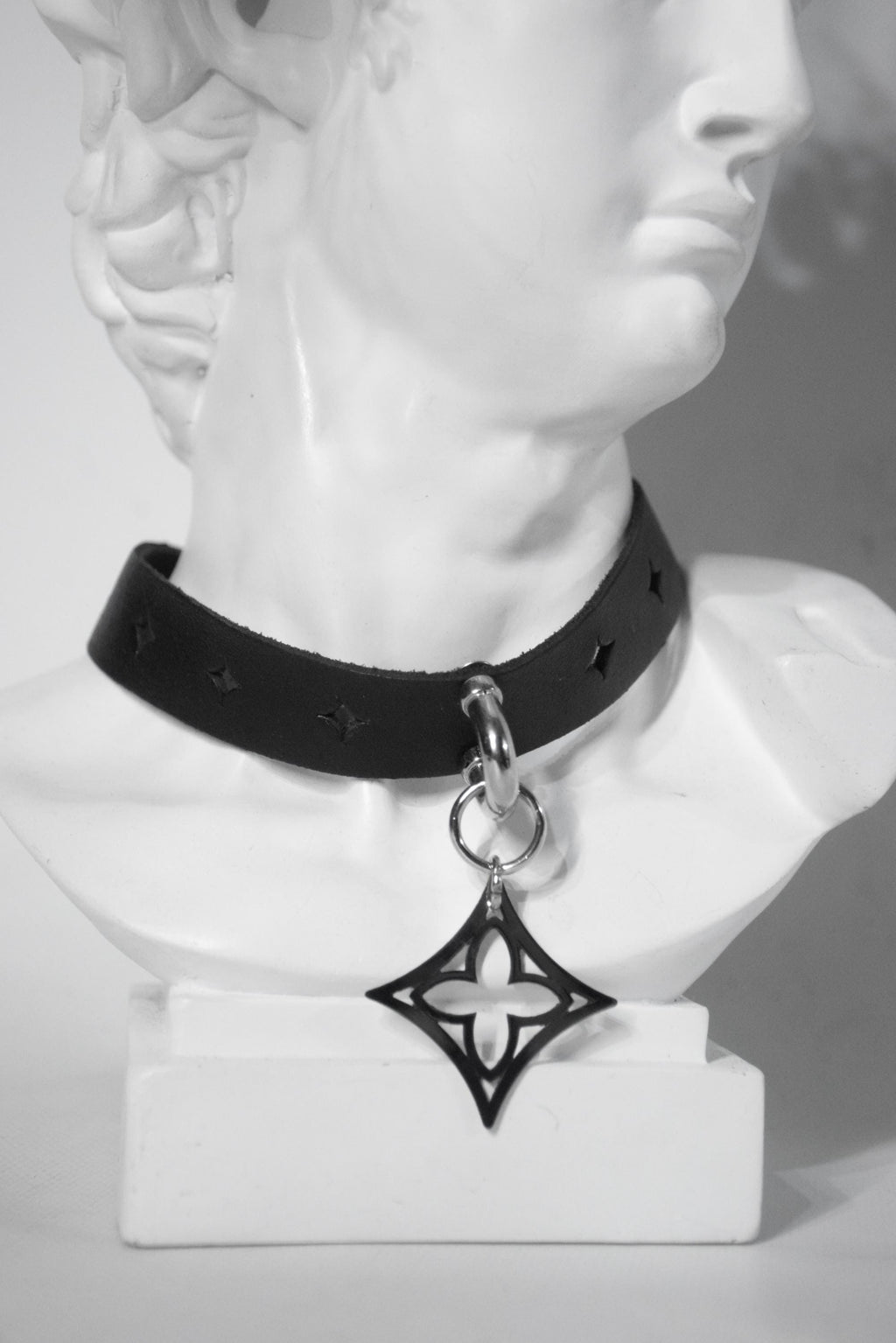 QUATREFOIL CHOKER