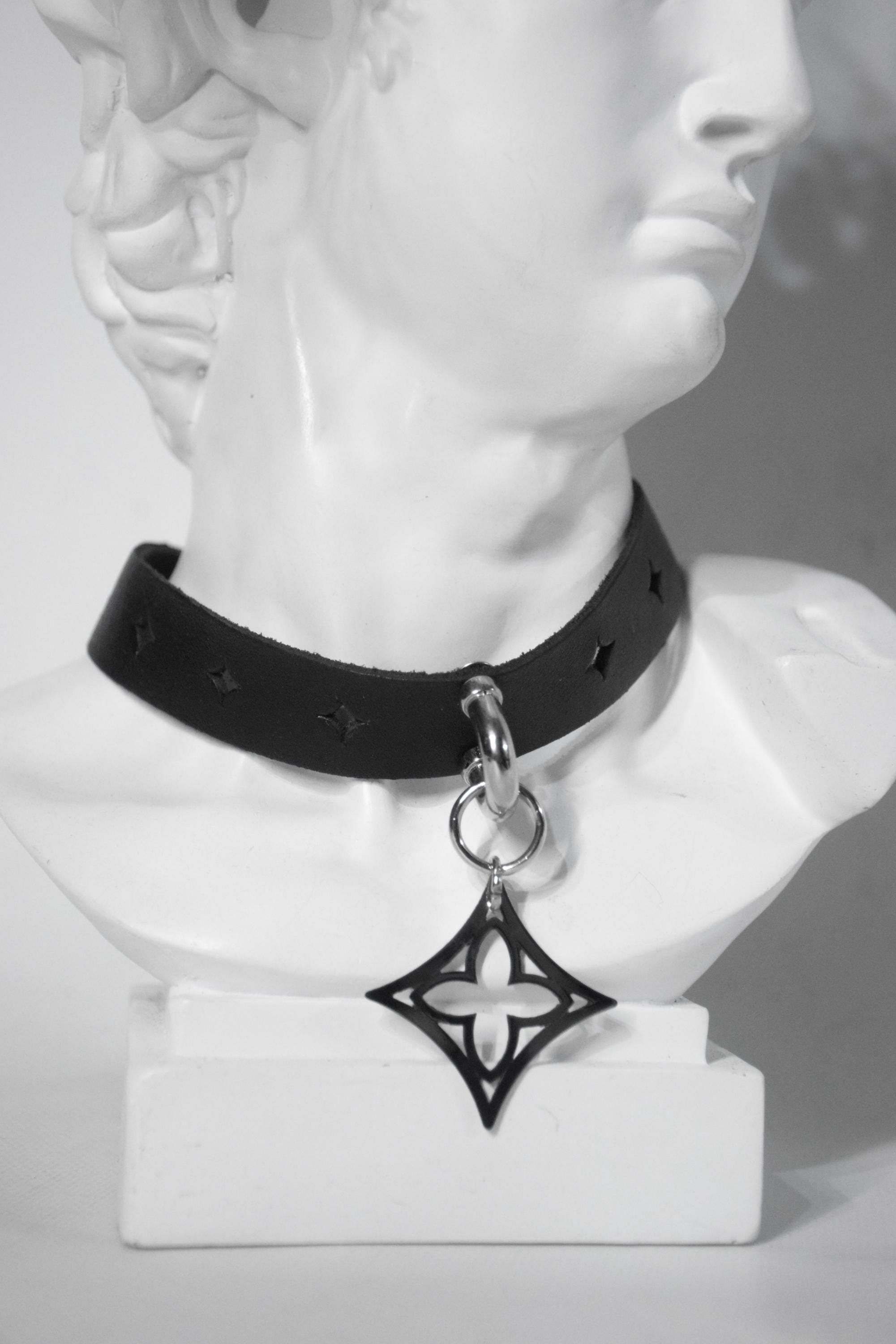 QUATREFOIL CHOKER