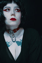 LION’S HEAD CHOKER: Red wine