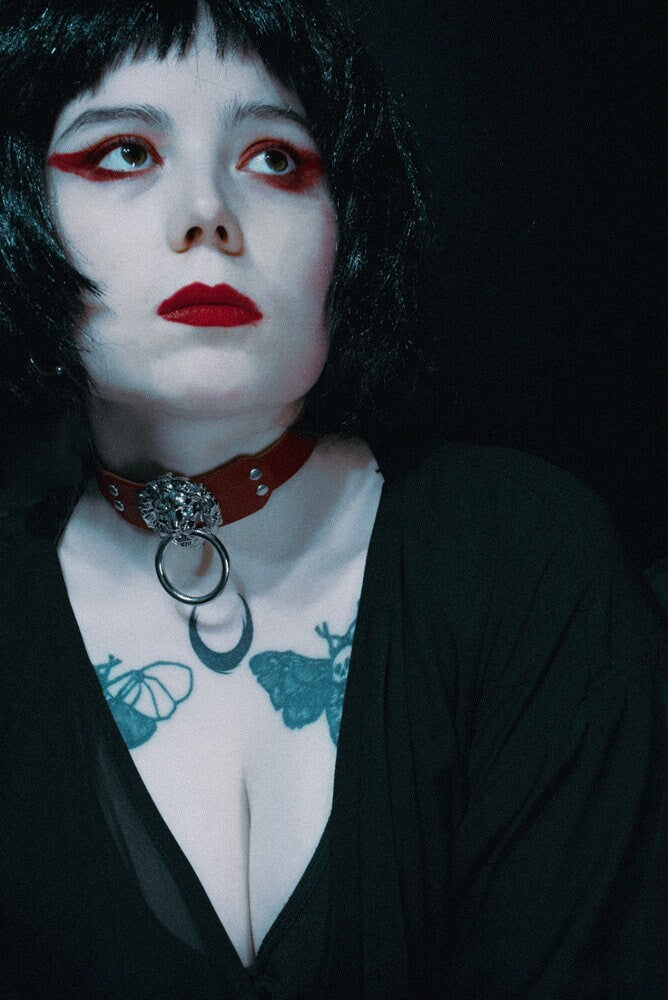 LION’S HEAD CHOKER: Red wine