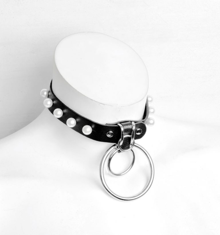 leather neck collar with faux pearls